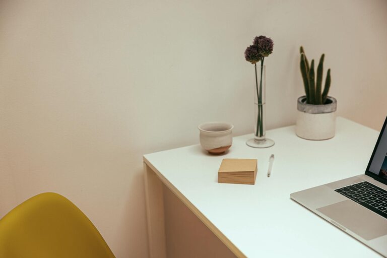 Simple Ways to Personalize Your Workspace for Comfort and Productivity